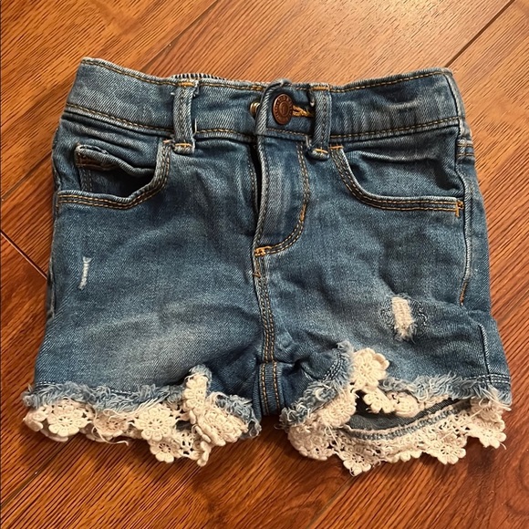 Old Navy Toddler Denim Shorts with Lace Trim - Picture 1 of 3